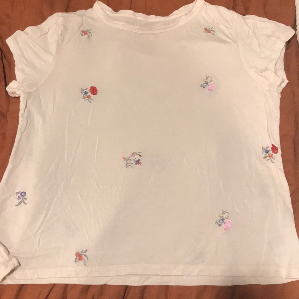 American Eagle loose tee with embroidered flowers